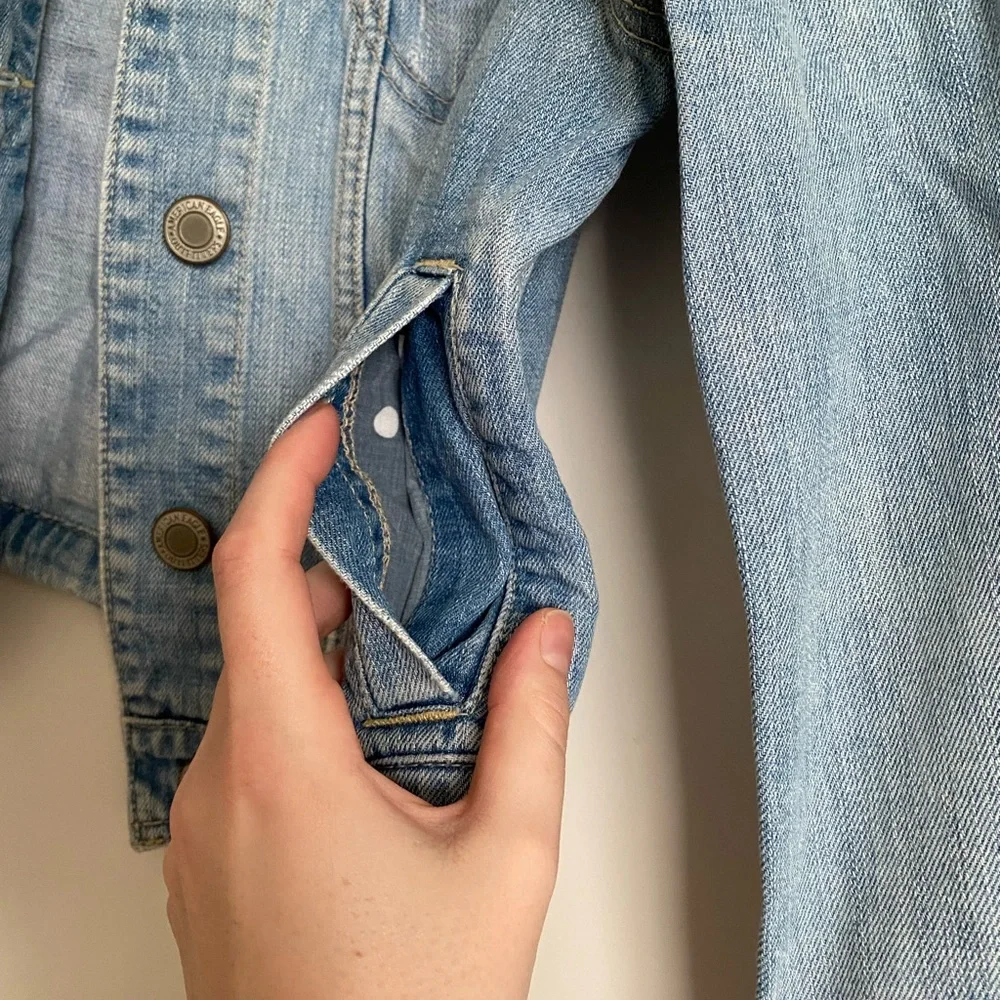 American Eagle Women’s Cropped Denim Jacket | Light Wash | Distressed | Medium - Picture 3 of 5